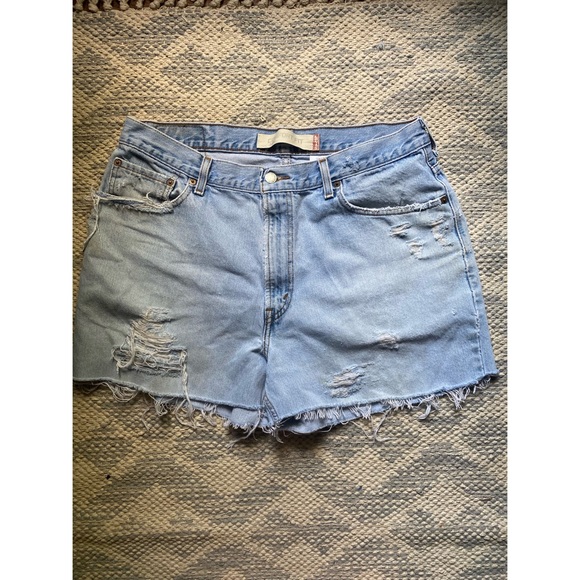 MAKE ME AND OFFER Levi’s Red Tag 560 Distressed Light Wash Denim Mom Jean Shorts - Picture 10 of 11